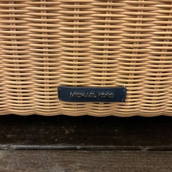 New, THE MICHAEL KORS MIRELLA SMALL SHOPPER TH CROSSBODY IN NAVY, Missing strap - Picture 2 of 8